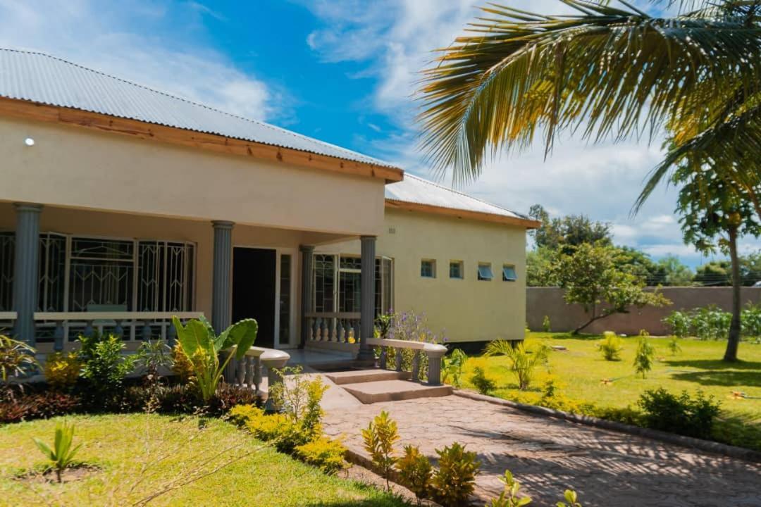 Adams Lodges Ltd Mangochi Экстерьер фото